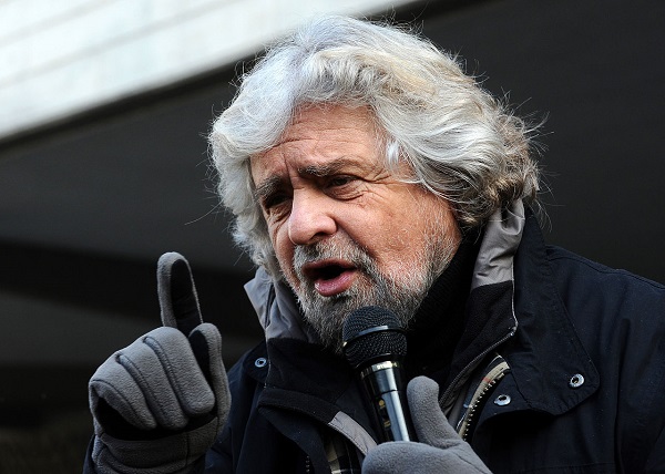 Fischiato Grillo a Catania, e c’è chi grida “blasfemo!”