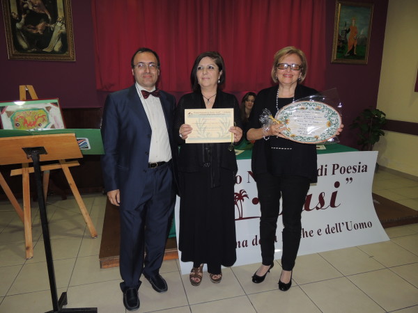Il dott. G. Sollima, la poetessa Santina Gullotto, vincitrice del Premio OASI 2016, e la Prof.ssa S. Fiorito, componente della giuria,