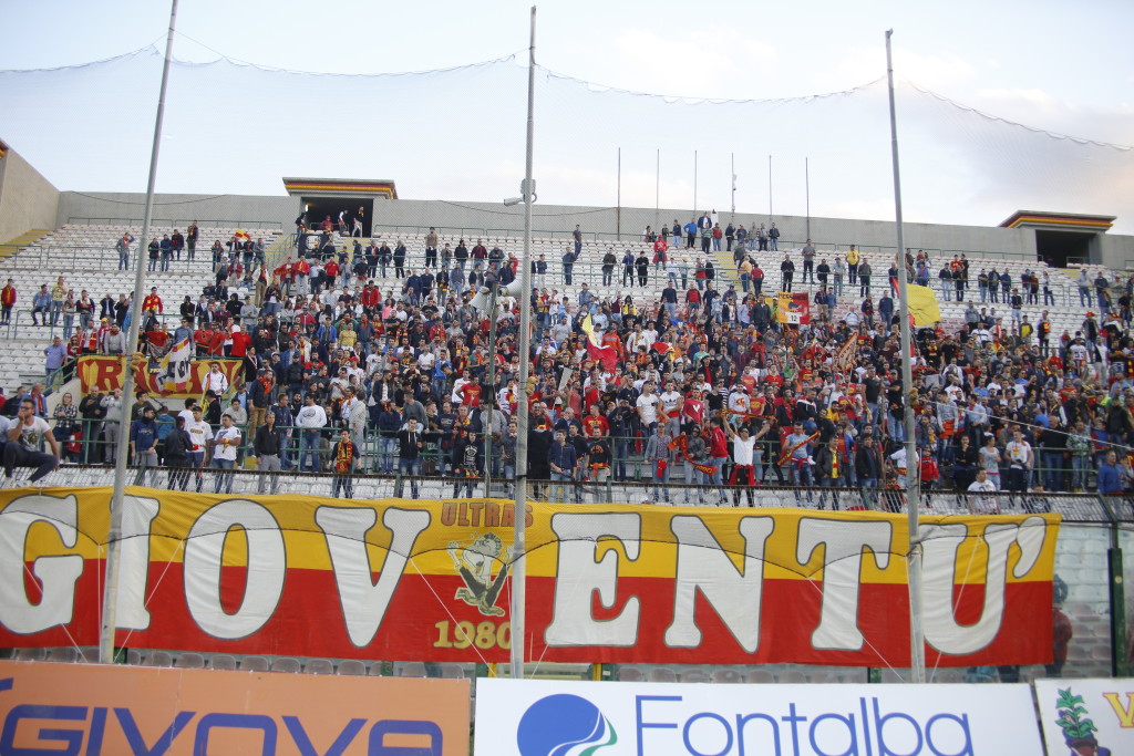 Messina, la Curva Sud in aperta protesta contro la società: “Andate via!”