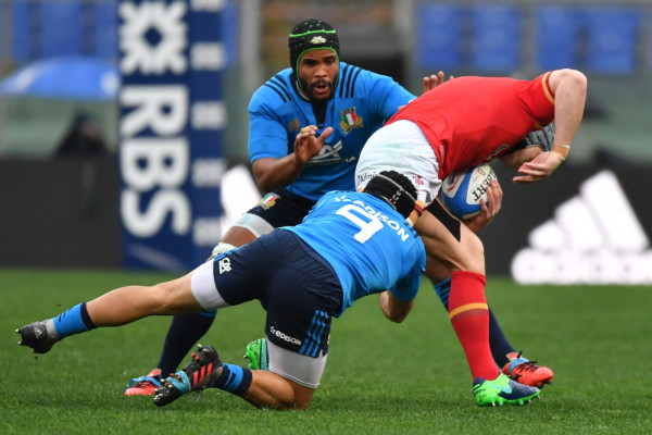 Wales' center Jonathan Davies (R) is tackled by Italy's scrum-half Edoardo Gori during the Six Nations international rugby union match Italys vs Wales on February 5, 2017 at the Stadio Olimpico in Rome.  / AFP PHOTO / Alberto PIZZOLI 