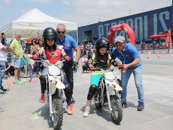 EP, due bambine imparano a guidare le mini moto, assistite dagli istruttori Fmi