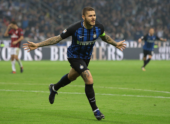 MILAN, ITALY - OCTOBER 15:  Mauro Emanuel Icardi of FC Internazionale Milano celebrates his second goal during the Serie A match between FC Internazionale and AC Milan at Stadio Giuseppe Meazza on October 15, 2017 in Milan, Italy.  (Photo by Emilio Andreoli/Getty Images) 