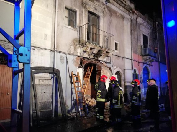 Forze dell'ordine e vigili del fuoco all'esterno della palazzina di via Sacchero a Catania dove si è verificata un'esplosione, 20 marzo 2018. Due vigili del fuoco morti e una terza persona trovata carbonizzata. ANSA/TROVATO 