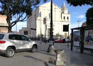 fioriere spostate e auto posteggiate in piazza chiesa madre (2)