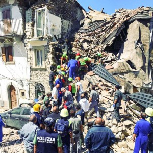 Terremoto_centro_Italia_2016_-_Rio_Amatrice_estrazione_di_un_sopravvissuto_29321782115