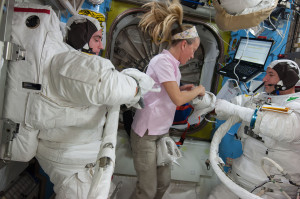 1280px-ISS-36_EVA-2_a_Cassidy,_Nyberg_and_Parmitano_in_the_Quest_airlock