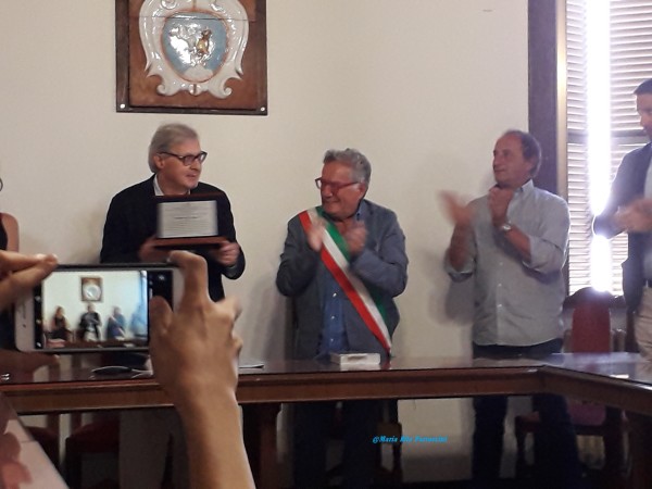 10 Vittorio Sgarbi riceve la cittadinanza onoraria di Castel Sant'Elia