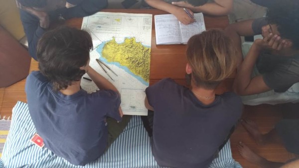 I ragazzi mentre studiano la mappa