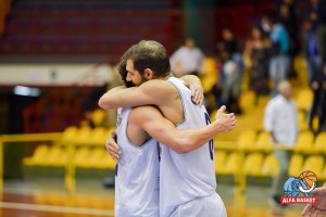 L'abbraccio tra Vincenzo Provenzani e Marco Consoli (foto Giuseppe Lazzara)