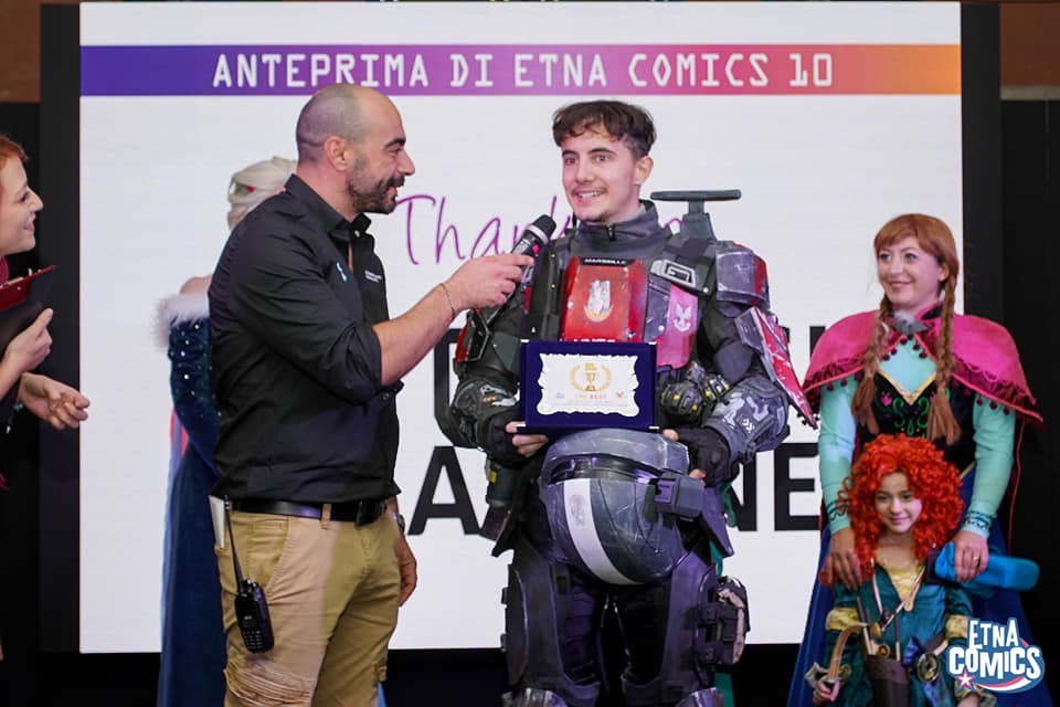 Antonio Mannino premia il vincitore del Cosplay Contest del Day Zero di Etna Comics 2020