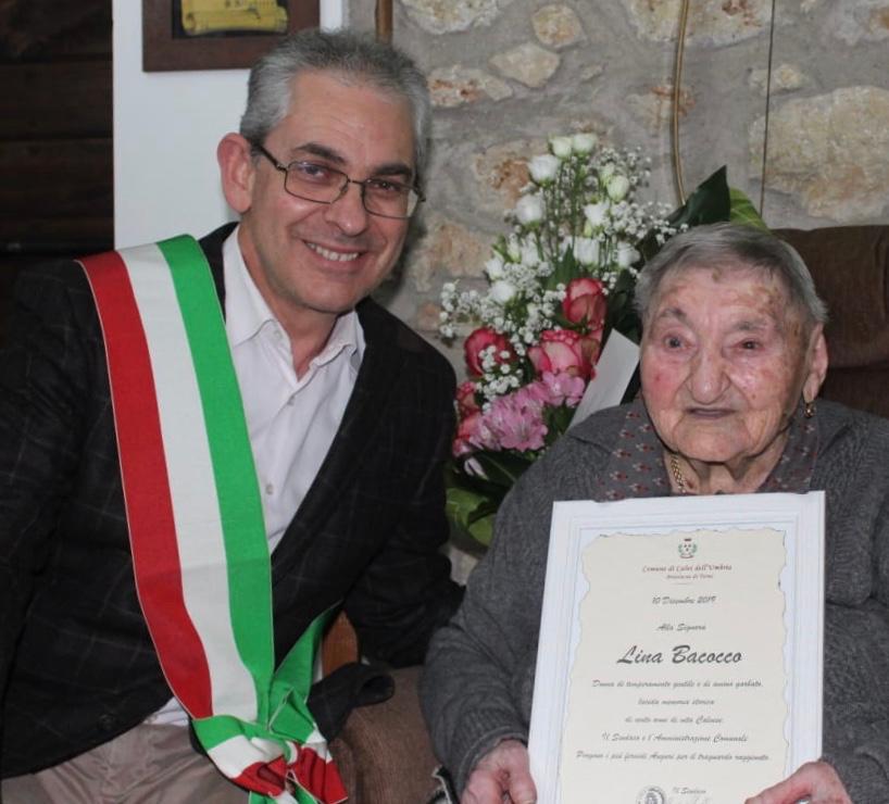 Il sindaco di Calvi dell'Umbria Guido Frillini e la centenaria Lina Bacocco