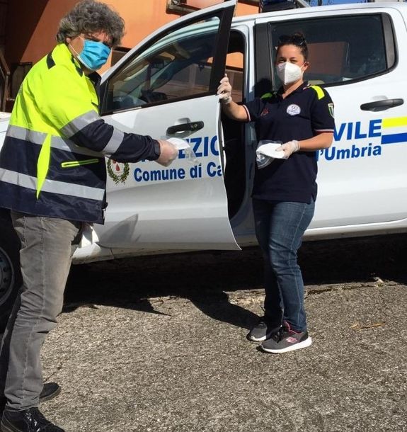 foto Calvi dell'Umbria la Protezione civile consegna le mascherine casa per casa