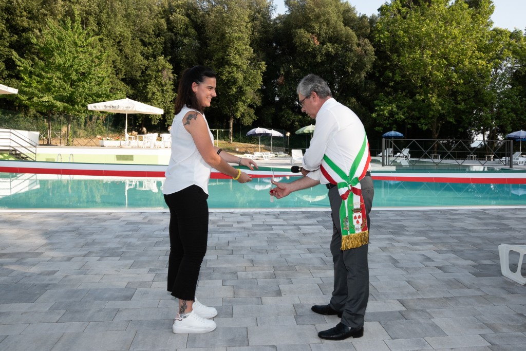 1 Calvi dell'Umbria il sindaco Grillini inaugura la piscina comunale