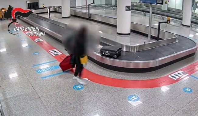 Individuato e segnalato il responsabile di furto di bagagli all’aeroporto di Catania