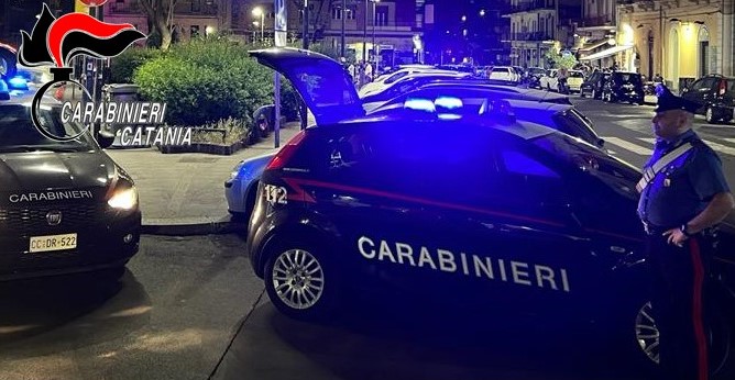 Catania, nel centro storico controlli ai chioschi e servizi finalizzati al contrasto della guida senza casco: sequestrati 18 motorini