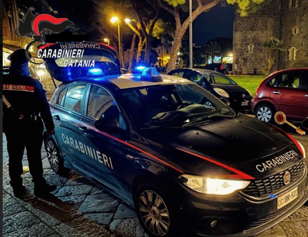 Minorenne catanese sorpreso a spacciare droga nei pressi del Castello Ursino, scappa e semina la marijuana in strada