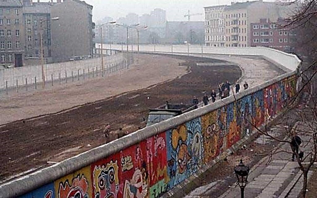 Per non dimenticare mai: 9 Novembre 1989, Caduta del Muro di Berlino, Simbolo della Libertà e della Riunificazione