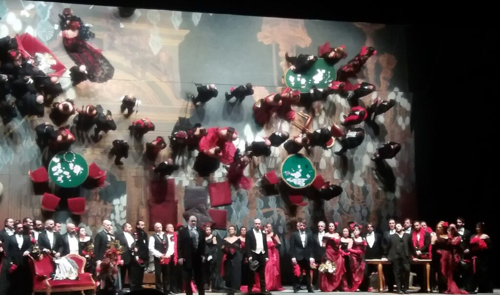 Specchi e simboli per una Traviata di sicuro successo al teatro Bellini di Catania