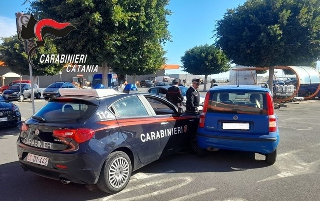 Due pregiudicati catanesi al loro mancato secondo furto, beccati dai carabinieri, tentano la fuga speronando l’auto dei militari
