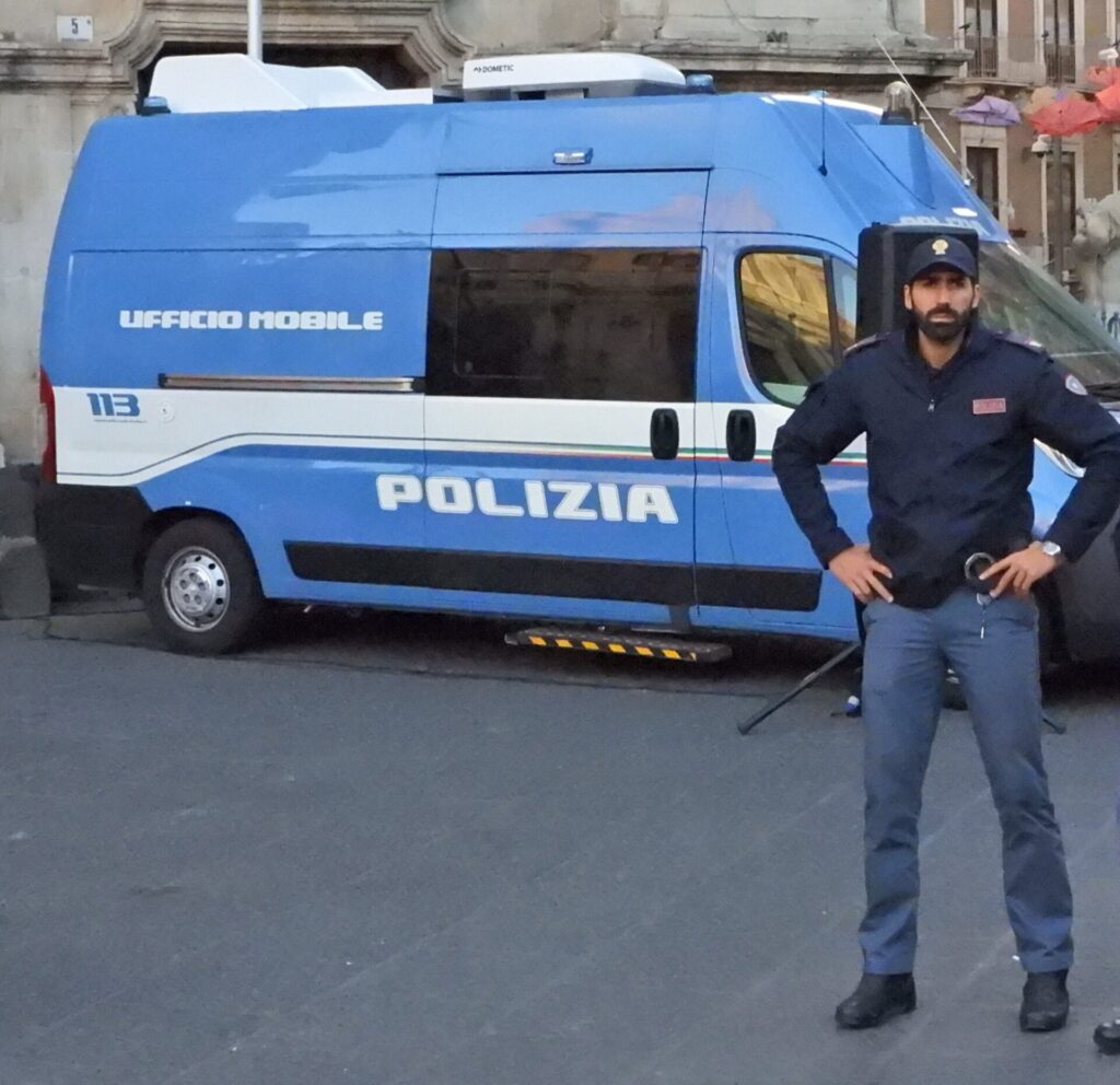 A Catania, la Polizia di Stato scende in piazza Federico di Svevia “…questo non e’ amore”