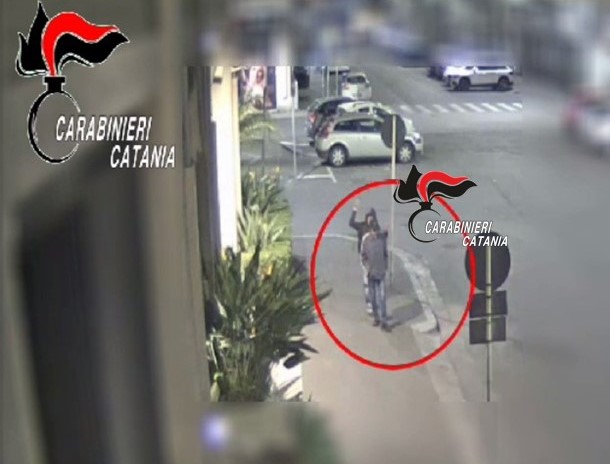 Feroce aggressione ai danni di un 82enne nel centro di Catania, intercettato e arrestato il carnefice – VIDEO DELL’AGGRESSIONE