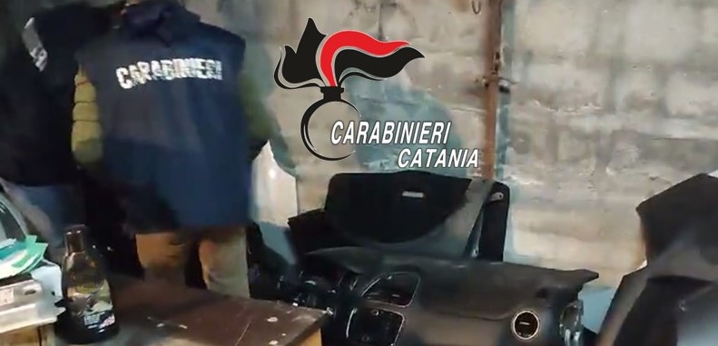 Catania, così le macchine rubate tornavano a circolare legalmente. Scoperta dai Carabinieri una vera e propria officina per il riciclaggio di autovetture