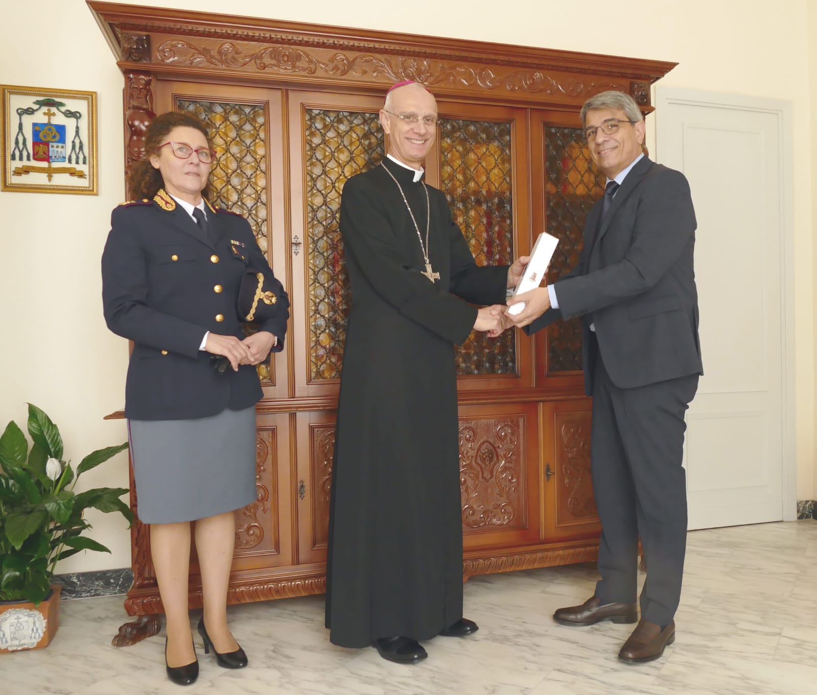 La Polizia di Stato consegna al vescovo di Acireale l’olio di Capaci