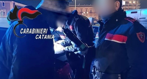 Autotrasportatore ubriaco al porto di Catania: bloccato dai Carabinieri con denuncia e ritiro patente