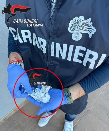 Catania, quartiere “Villaggio Sant’Agata”. Balbetta ai Carabinieri che gli trovano la “cocaina” addosso: arrestato 24enne
