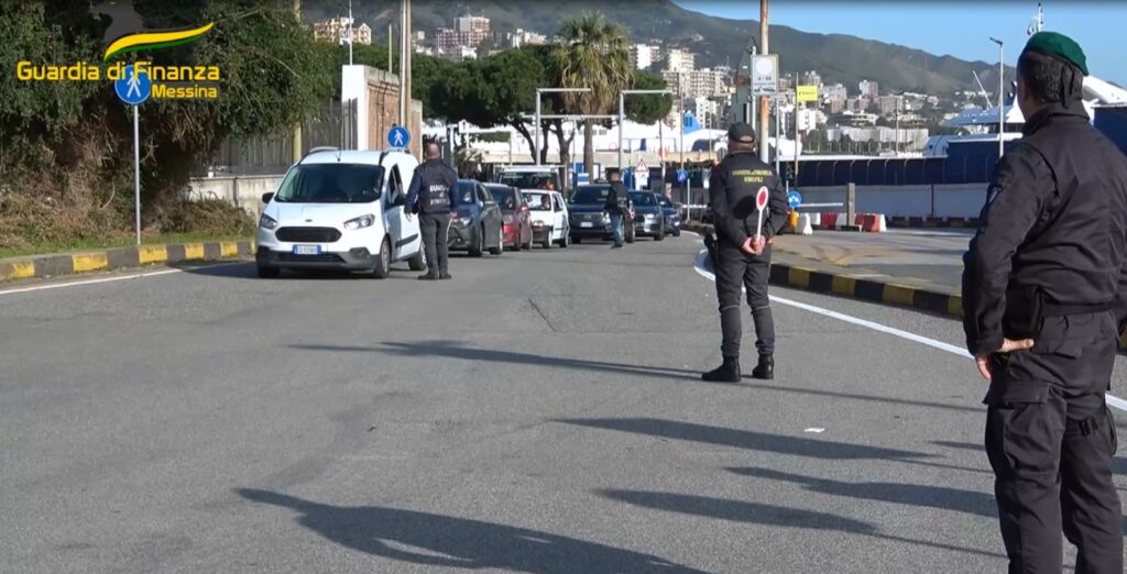 La droga viaggia sullo Stretto di Messina e per posta: bloccati i due corrieri