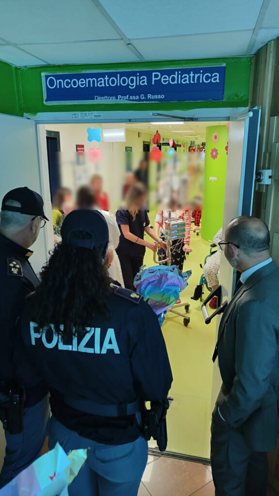 Questore con gli agenti delle volanti consegna le uova di Pasqua ai piccoli degenti del Policlinico di Catania