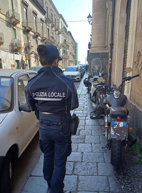 Il dramma dei pedoni e la sosta selvaggia di moto sui marciapiedi: la Polizia Municipale fa raffica di sanzioni