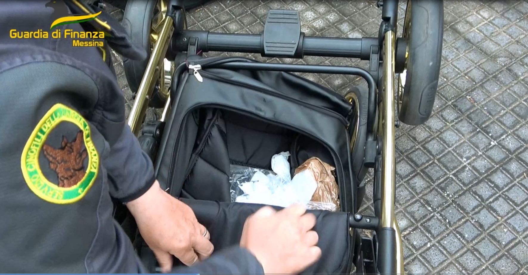 A Messina perquisita auto di un calabrese, dentro un passeggino trovate droga e munizioni