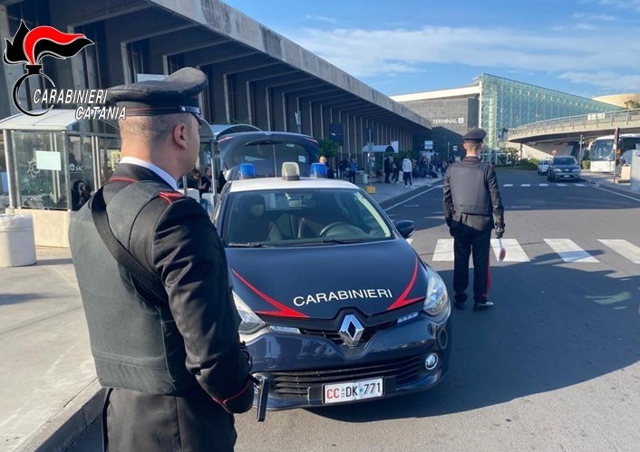Furto all’aeroporto di Catania: pregiudicato ruba lo zaino a un turista