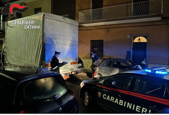Pluripregiudicato 28enne catanese fugge con un camion appena rubato, finisce la sua corsa tra le braccia dei Carabinieri